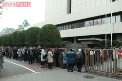東京地裁正門には裁判を傍聴しようと、27席に350人あまりが列を作った