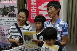 トライアルを決めて2匹の子猫と記念撮影。後日、ボランティアのスタッフによって自宅へ猫たちが送り届けられる