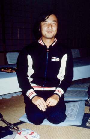 陛下が学習院大学時代にゼミ旅行で行われた宴会でのひとコマ（’80年ごろ）