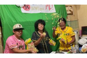 阪神の優勝を次男の虎太郎と喜ぶダンカン。岡田監督がよく舐めている『パインアメ』をかけ合う（ダンカン公式ブログより）