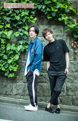 左から平間壮一、柿澤勇人　撮影／廣瀬靖士