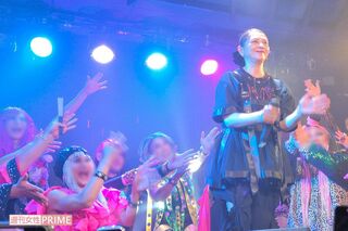 新宿二丁目のゲイクラブのイベントに出演した小泉今日子。『あなたに会えてよかった』では、終盤にドラァグクイーンが舞台にあがり会場を盛り上げた