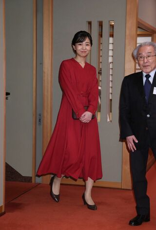 京都1日目では真紅のシャツワンピをお召しに