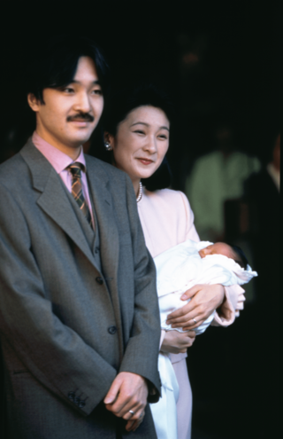 誕生から8日後、紀子さまに抱かれて宮内庁病院を退院する佳子さま