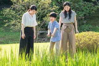 眞子さんと佳子さまは、年が離れた悠仁さまの遊び相手をされることもあった（'18年8月）