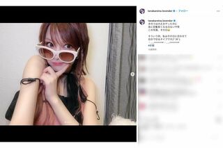 歪んで見える独特なカーテンを背景にたびたび写真をアップしている田中れいな（本人のインスタグラムより）