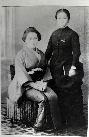 1891年11月に開院した知命堂病院の初代看護婦長を務めた大関和（右）。知命堂病院院長・瀬尾原始の妻、瀬尾ソノと　写真／医療法人知命堂病院提供
