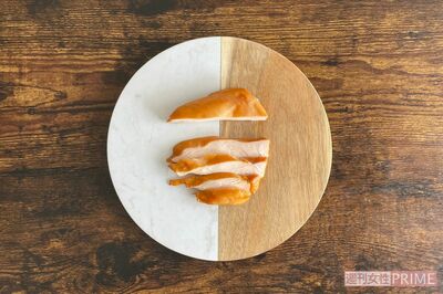 （1）包丁を使って、サラダチキンを縦長に8等分にカットする