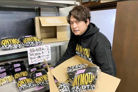 香取がロゴをデザインしたというパーカには、スタッフ一人ひとりの名前が！（公式SNSより）