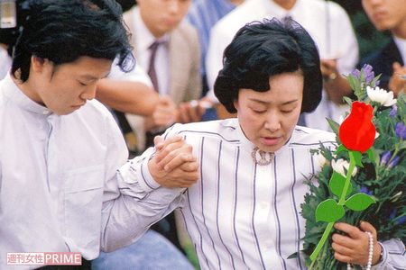 体調を崩し始めた1987年、ひばり（50）をエスコートする加藤