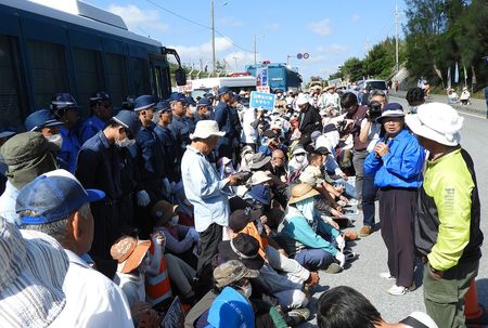 基地反対を訴えキャンプ・シュワブのゲート前で座り込み抗議に参加する稲嶺さん。※写真提供・渡瀬夏彦さん