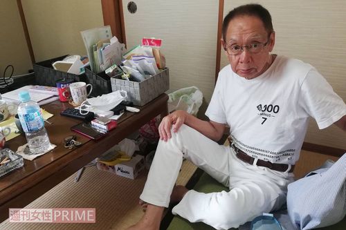 源さんは生活に必要なものだけ置かれた簡素な部屋で暮らす