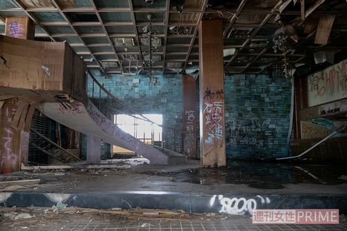 最恐心霊スポットの内部。コロナの書き込みがあることから今でも人の出入りは多いと見られる。日中でも真っ暗で女性2人で行くには相当な勇気がいる