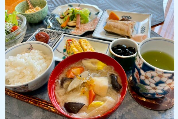 豚汁、肉じゃが、きんぴら、さばの塩焼き、野菜など朝からバランスのとれたボリュームメニューが坂本流