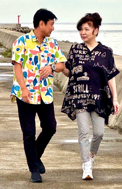 八代亜紀さんが入院する1週間ほど前に、新田は八代さんと香川県にロケに出ていた（新田純一提供）