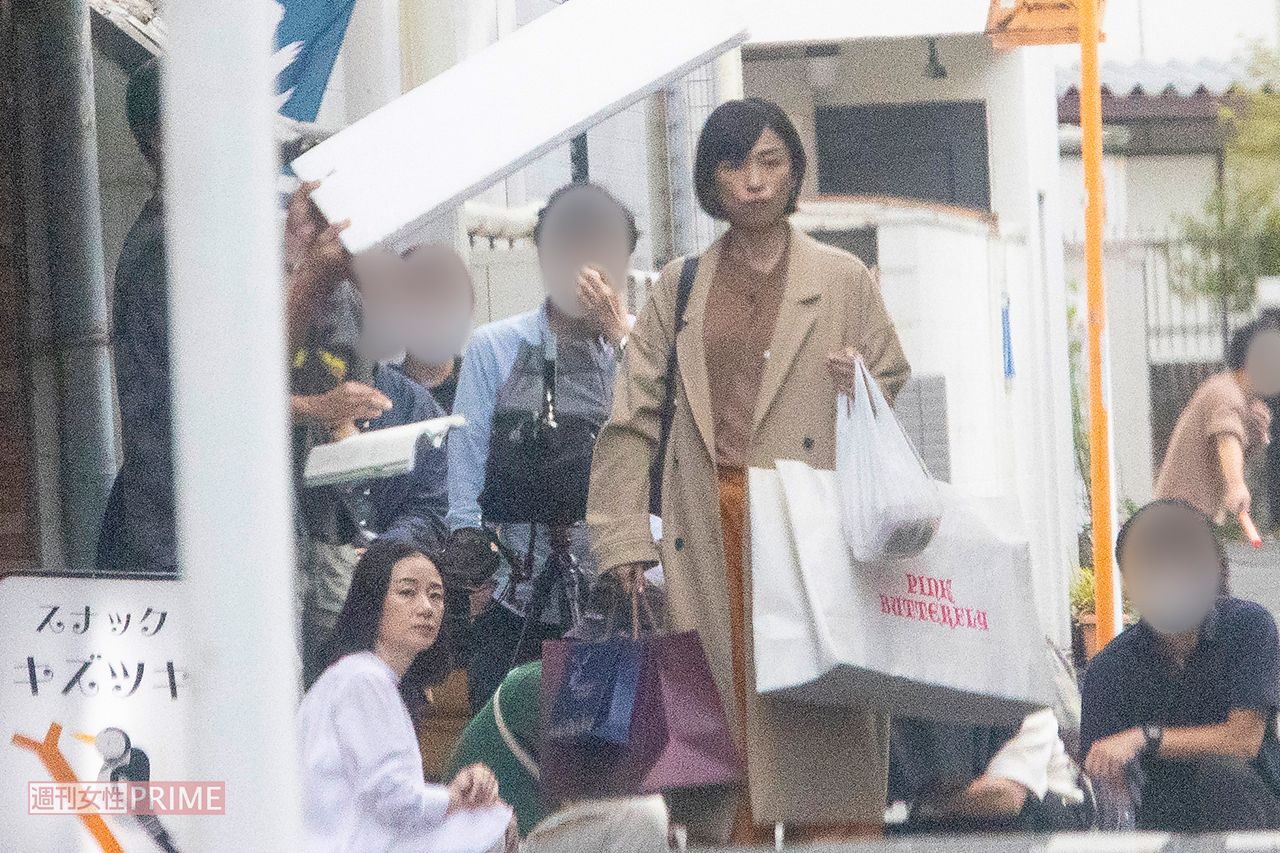 路地裏でドラマ『スナックキズツキ』の撮影していた西田尚美（右）と原田知世