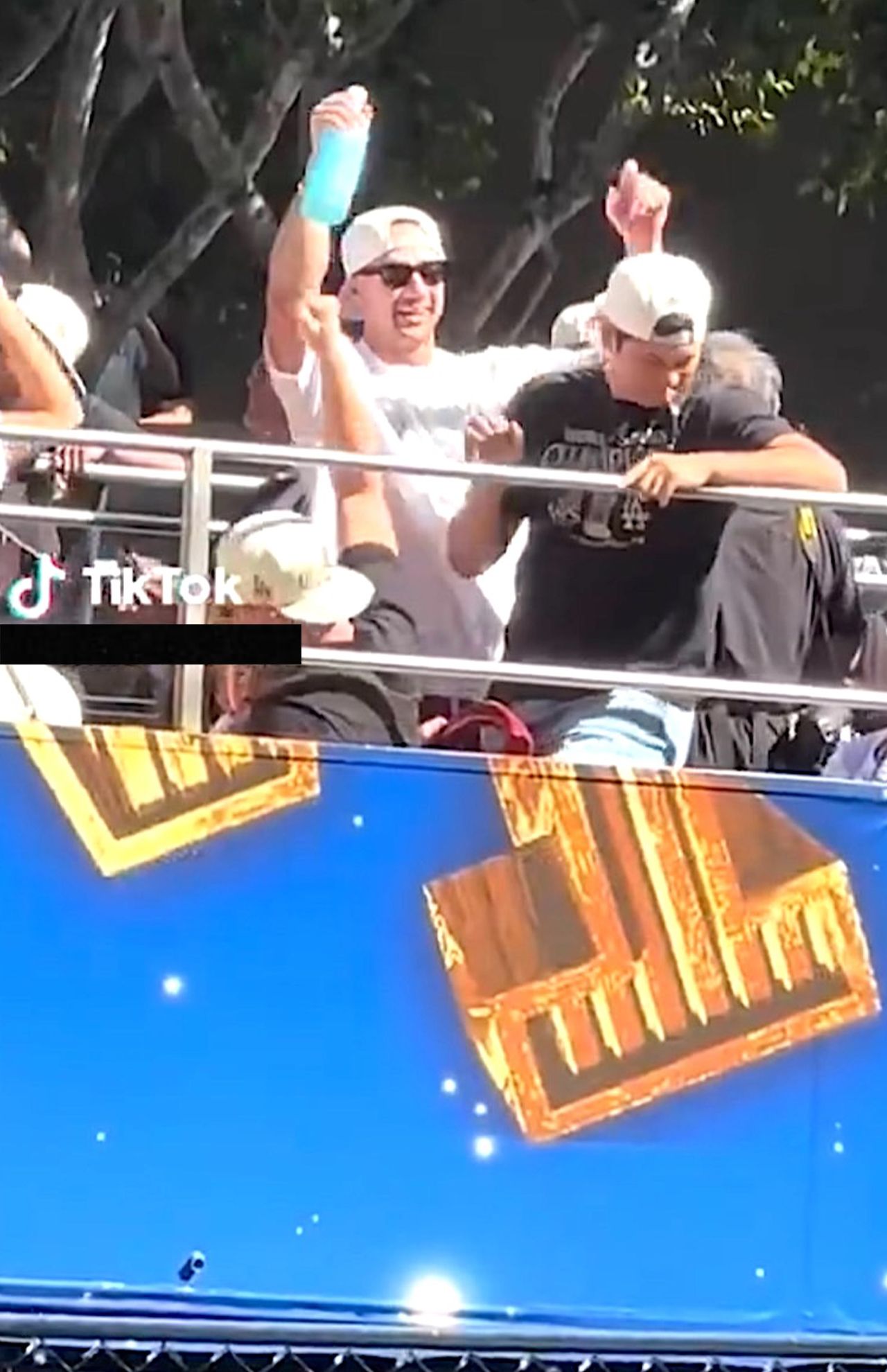 大谷はテキーラをラッパ飲みして顔をしかめた（TikTokより）