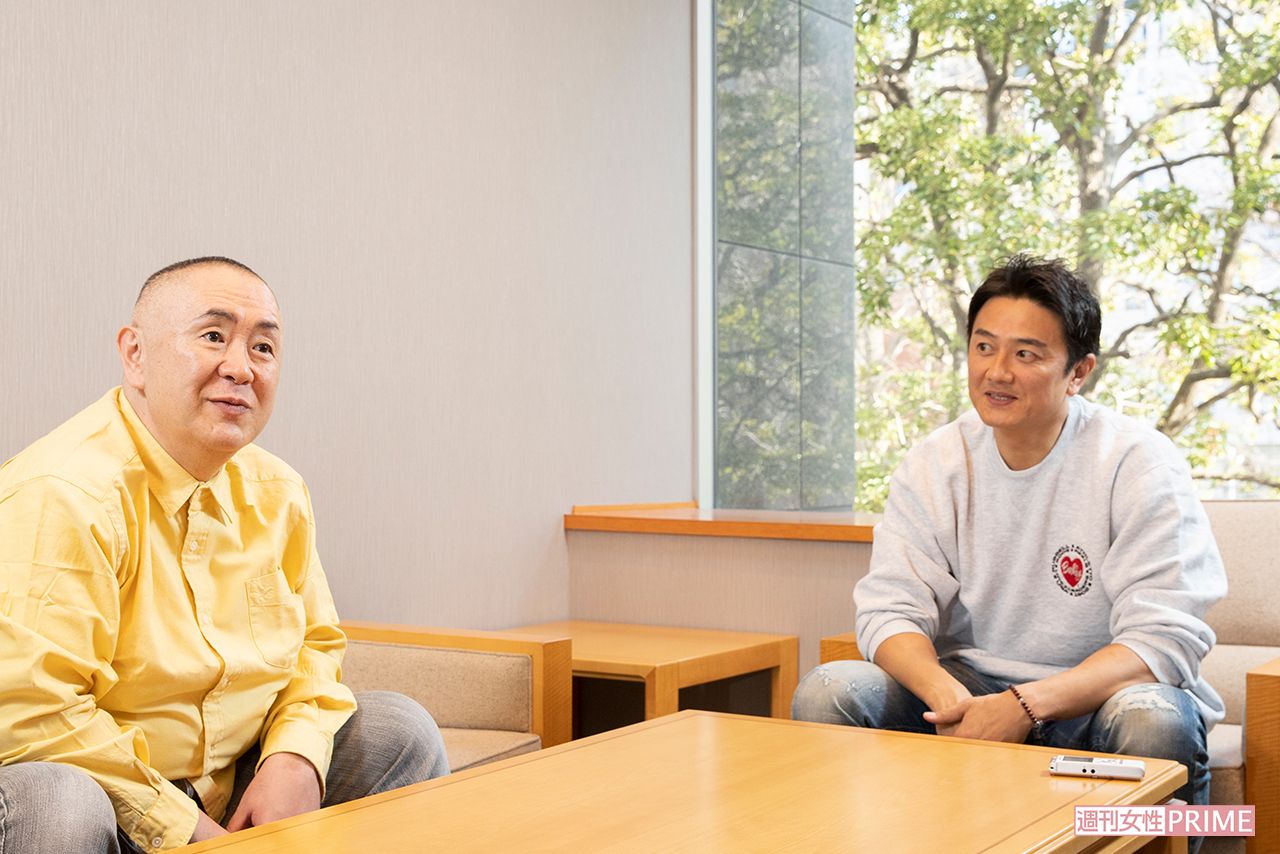 原田龍二（右）と松村邦洋（左）