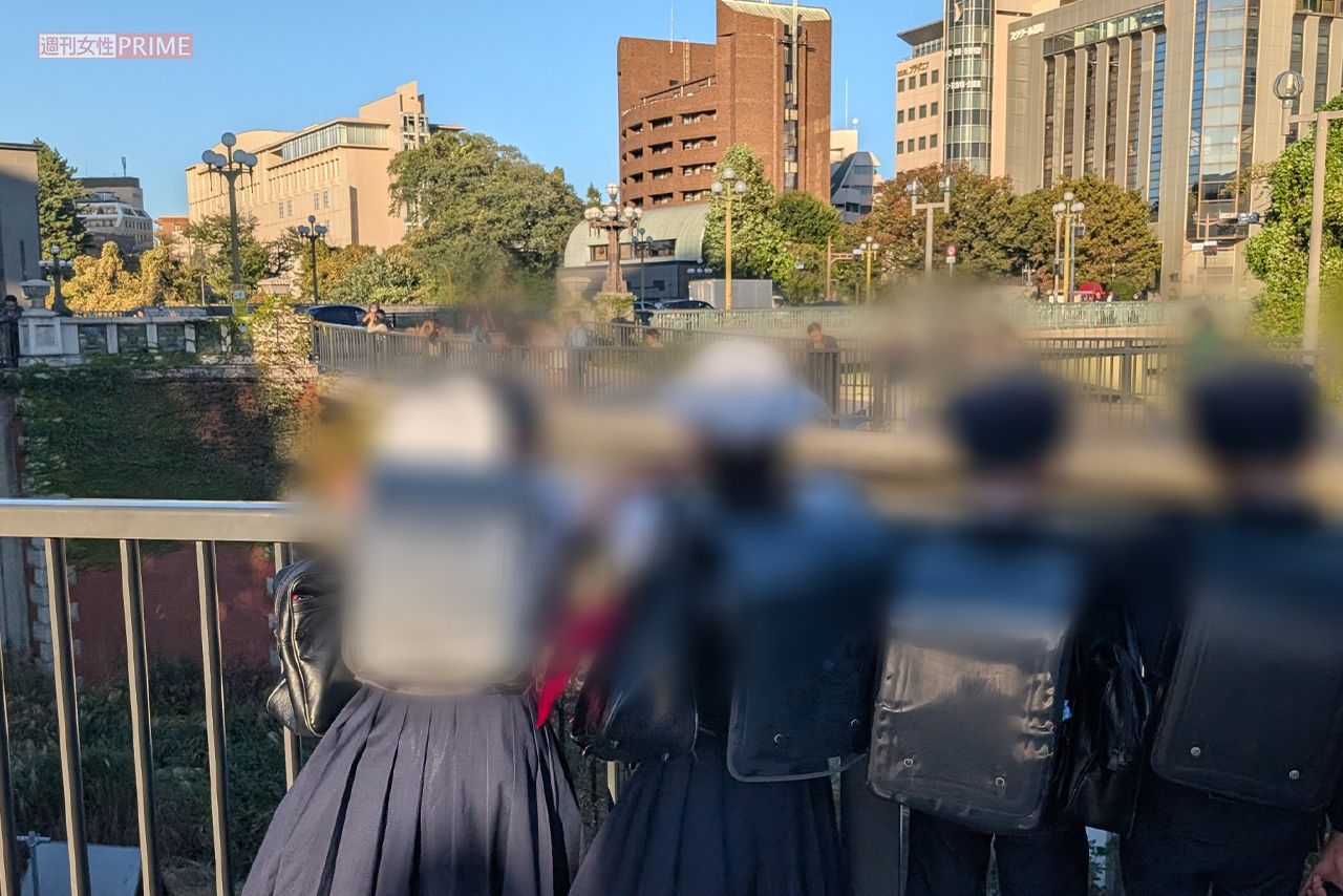 下校途中の小学生たちも四ツ谷駅に放牧されたヤギに夢中だった　撮影／編集部