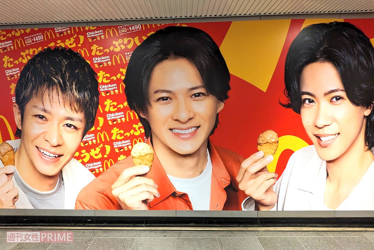 渋谷駅地下道に登場したNumber_iのマクドナルド巨大広告（編集部撮影）