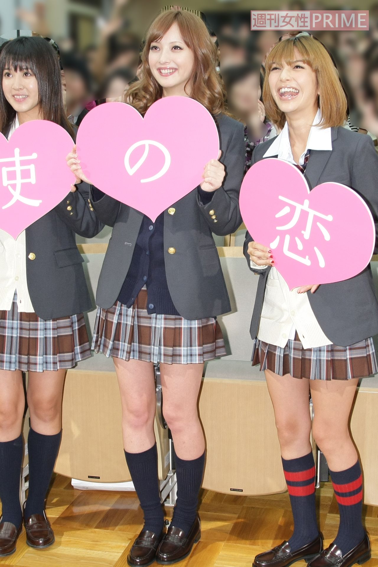 ケータイ小説が原作の映画『天使の恋』で初主演を務めた佐々木希（写真中央／2009年）