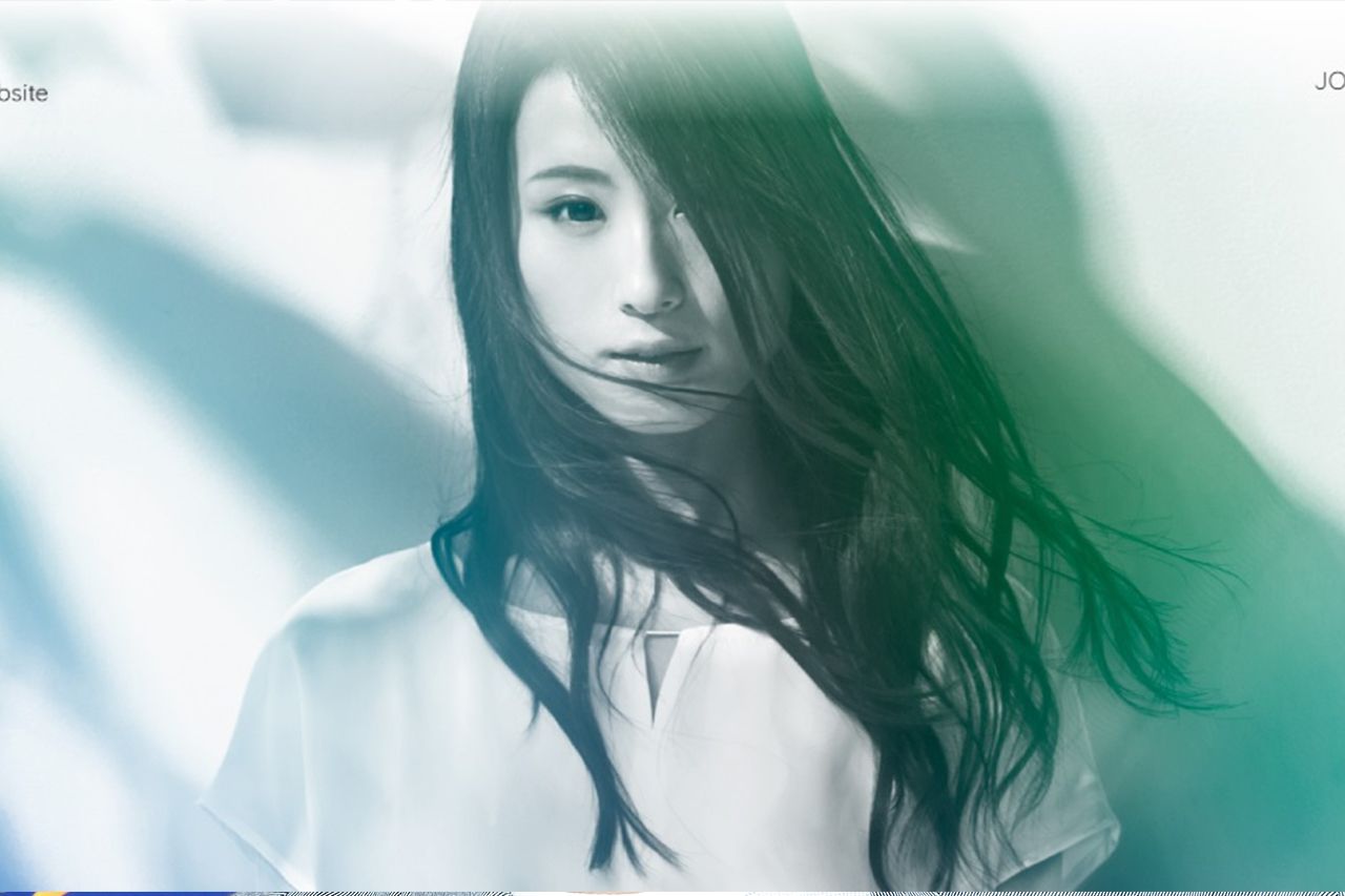 コンサートでもステージに幕を張って素顔をみせずに歌うUru