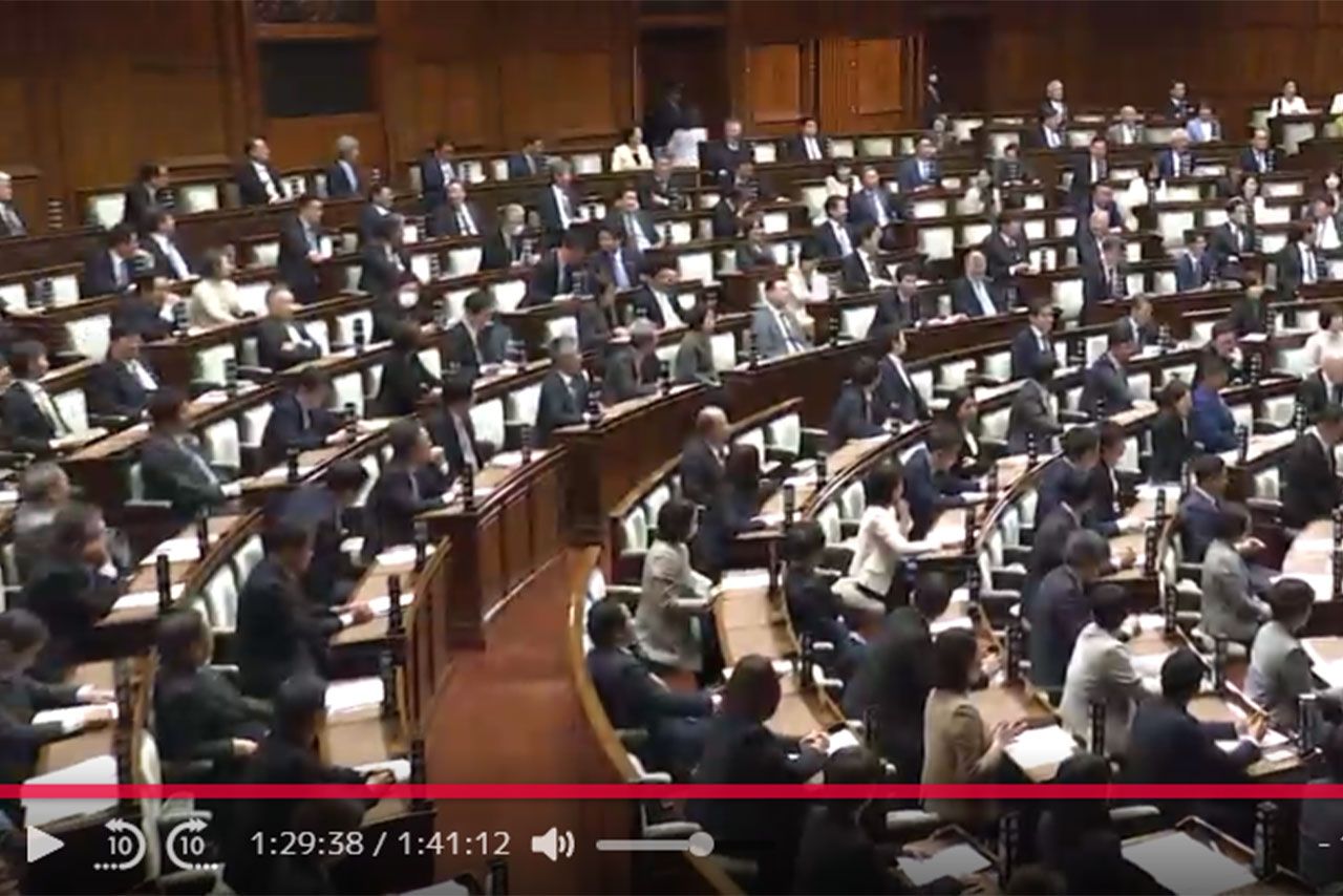 画面中央後方の通路を小走りで閣僚席に戻る片山さつき財務大臣（参議院インターネット審議中継より）