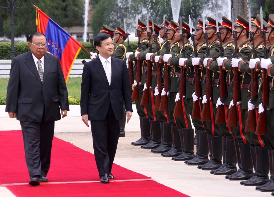 ラオスへは当時皇太子だった陛下も2012年に訪問された（写真は時事通信）