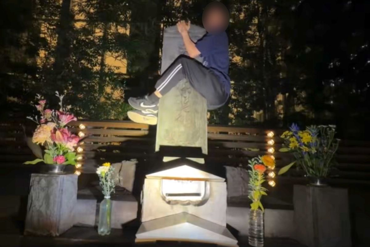 平将門の首塚によじ登った迷惑配信者（拡散された投稿より）