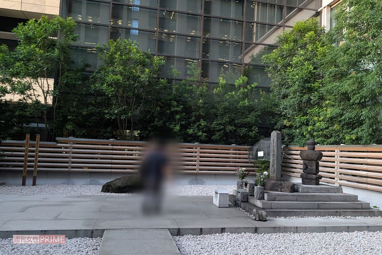 平将門塚を参拝する男性　撮影／編集部