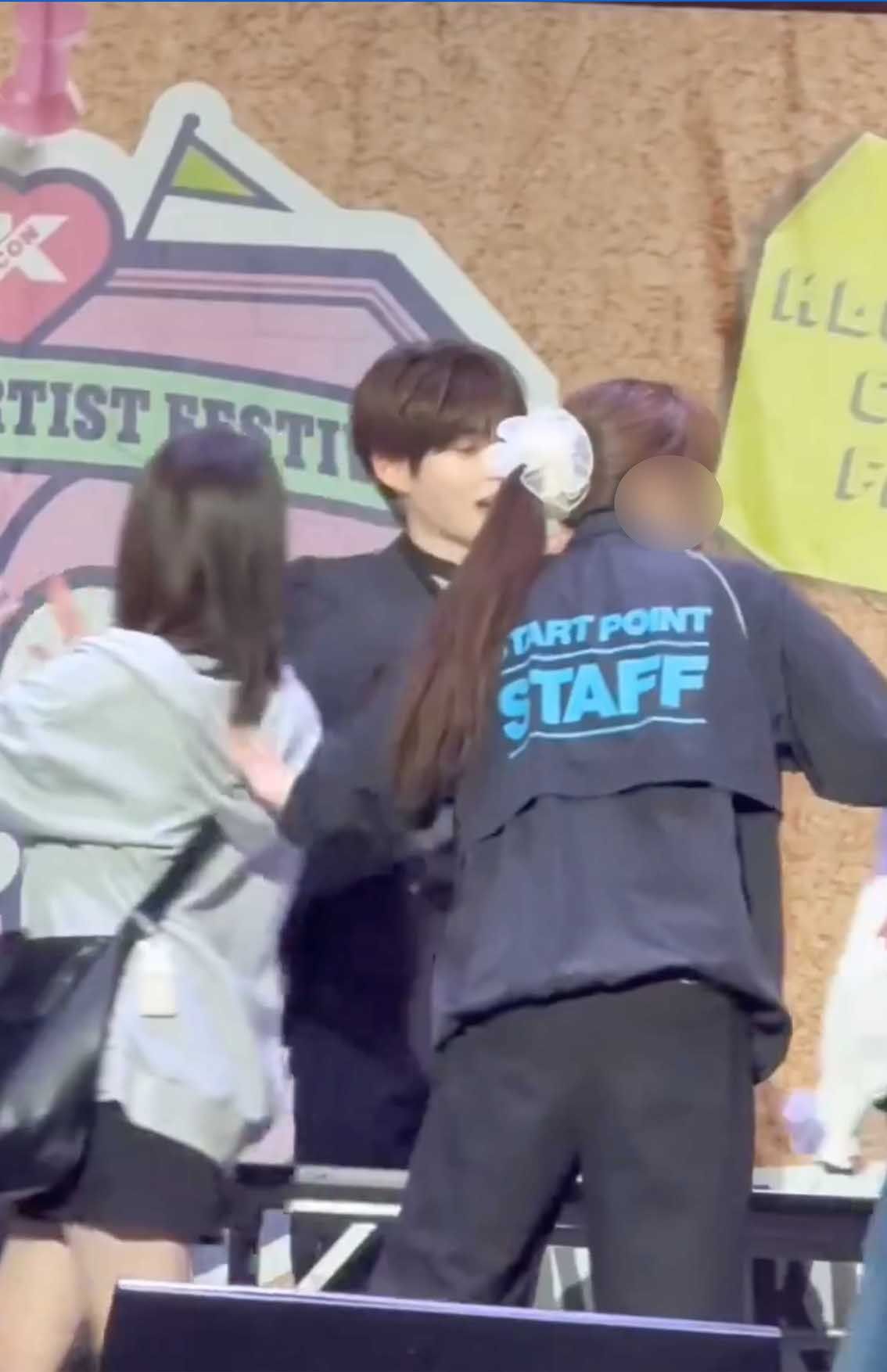 『KCON JAPAN 2025』でファンをあまりにも急かしすぎていると大炎上した“シュシュ女”（Xより）