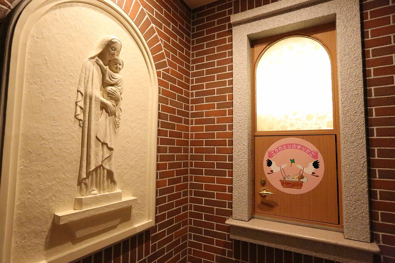 慈恵病院のこうのとりのゆりかご。父親とみられる男性と預けに来る女性も