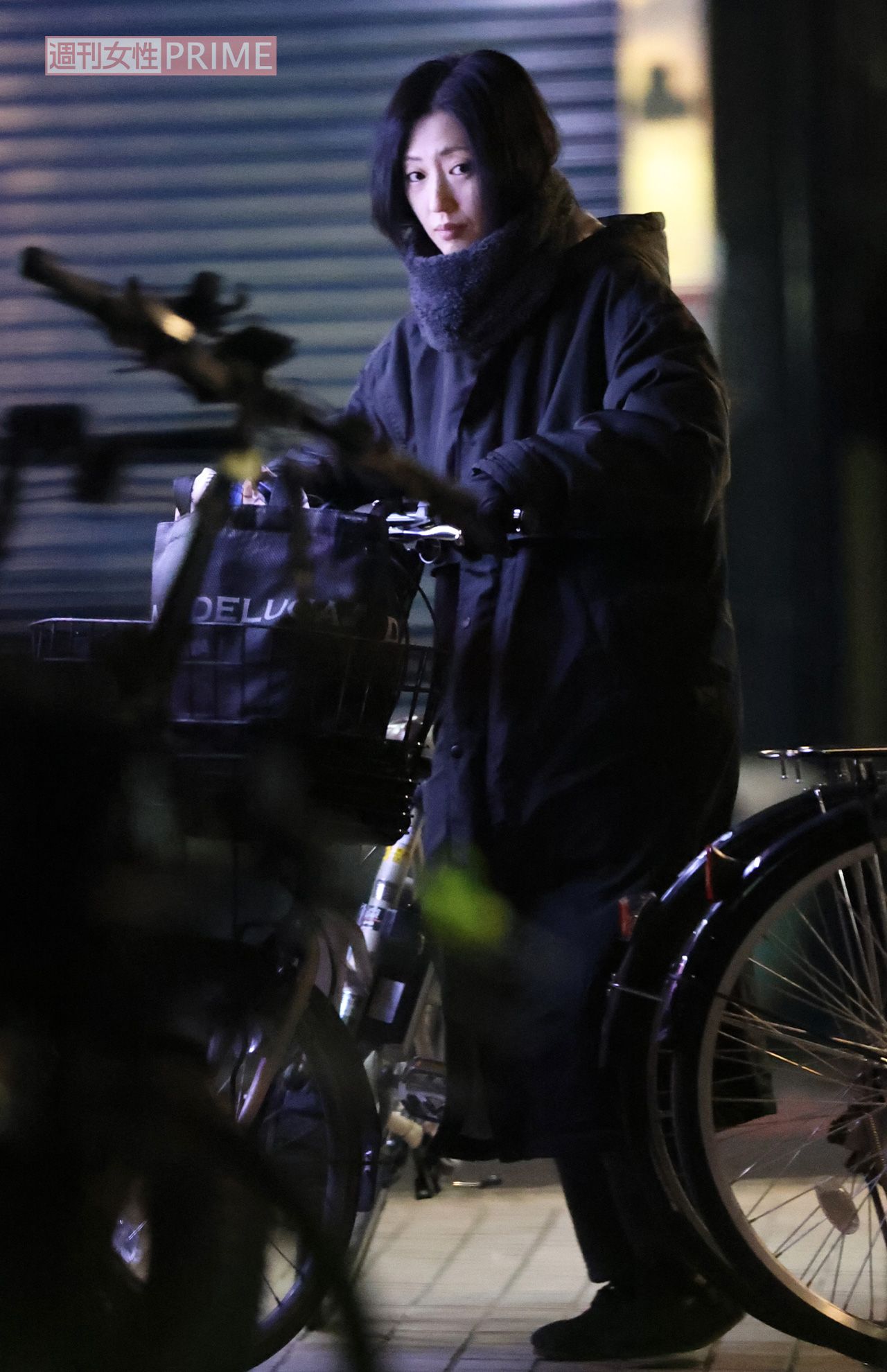 電動自転車に乗り、行きつけの銭湯を後にする壇蜜。ベンチコート姿でもどことなく色っぽい