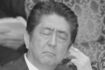 苦しそうな表情を浮かべる安倍首相