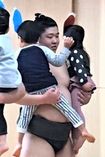 保育園のイベントに呼ばれたときの容疑者。両手に2人の子どもを抱いていて、終始笑顔だったという(相撲部屋インスタグラムより)