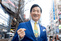 76歳で演歌歌手デビューした“新人”『カラオケ747』展開の金嶋観光グループ・会長の金嶋昭夫「自分を作り…