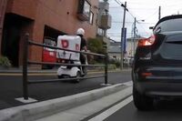 蛇行運転に歩道走行…『ピザーラ』バイク配達員の相次ぐ交通違反に、運営会社が明かした「研修」の中身