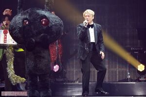 香取慎吾、ライブ『Black Rabbit』開催！純白の衣装にタキシード、SMAP