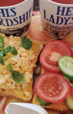 「サンドイッチとトマトスープ、ゆっくりお庭でいただきまーす。皆どうしてる？　まだご飯作ってる、繋がってるかな？」（2020年7月6日／写真は『かおり的家ご飯』より）