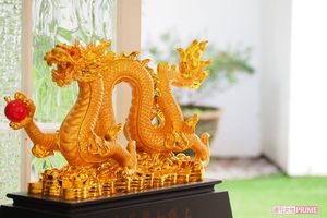 SHINGOさんの自宅の龍の置物。手に玉「如意宝珠」をつかんで上昇するようなポーズの金龍がオススメ