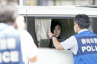 新東名高速道路の浜松SAで、車中から実況見分に立ち会う広末涼子（7月28日、共同通信）