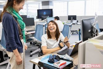 商船三井のデスクにて。両手に持ったペンでキーボードを操作する　撮影／齋藤周造