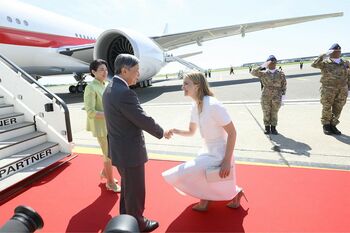 両陛下をカーテシーで迎えるベルギーのエリザベート王女(写真／共同通信)