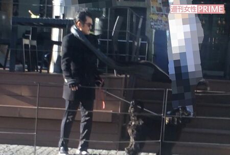 2018年、都内の鉄板焼肉店でランチをしていた吉田鋼太郎。テレス席を陣取り、この日も愛犬が一緒