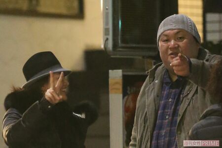 カメラマンを見つけたマツコ・デラックスとピースする島崎和歌子