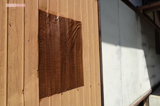 20年前に島田容疑者が戸を破壊した寺。茶色いテープで修復した跡が