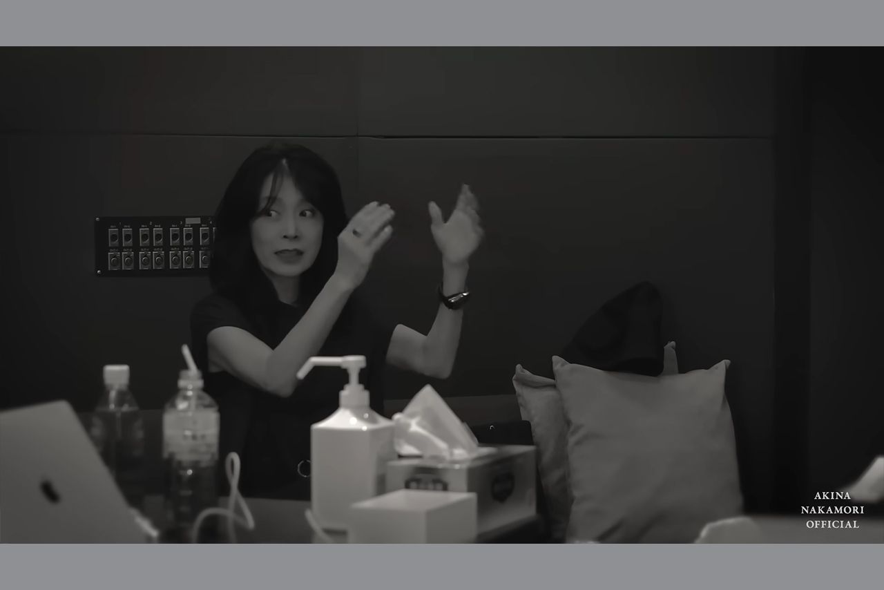 リラックスした様子で話をする中森明菜（公式YouTubeチャンネルより）