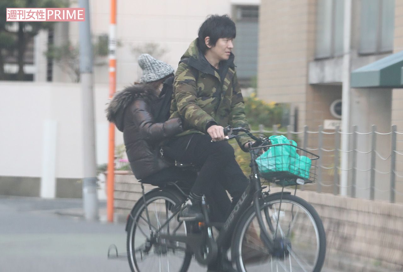 2017年12月中旬、自転車で帰ってきたコウ氏の腰には上原の手が回されていた。カゴには薬局の袋が