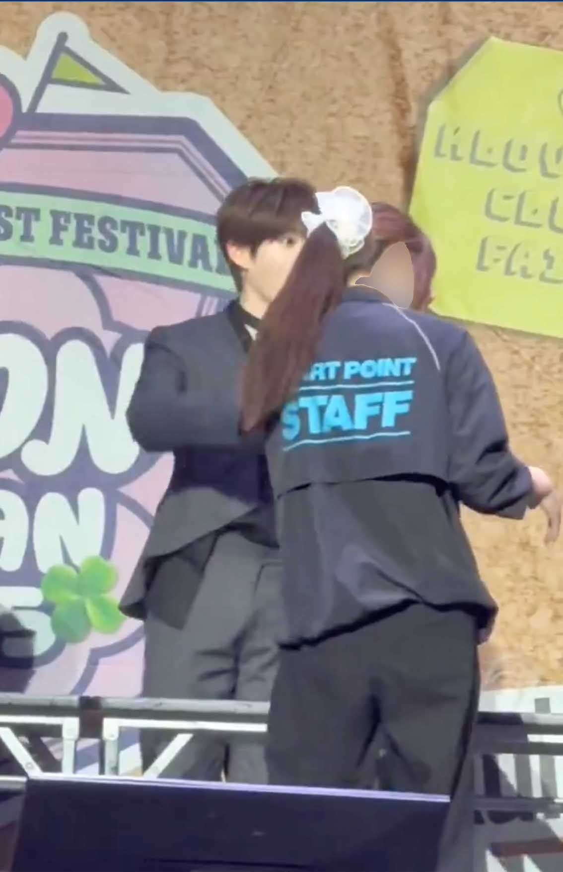 『KCON JAPAN 2025』でファンをあまりにも急かしすぎていると大炎上した“シュシュ女”。ファンを押し出した後、スタッフ同士で笑うようなシーンも（Xより）