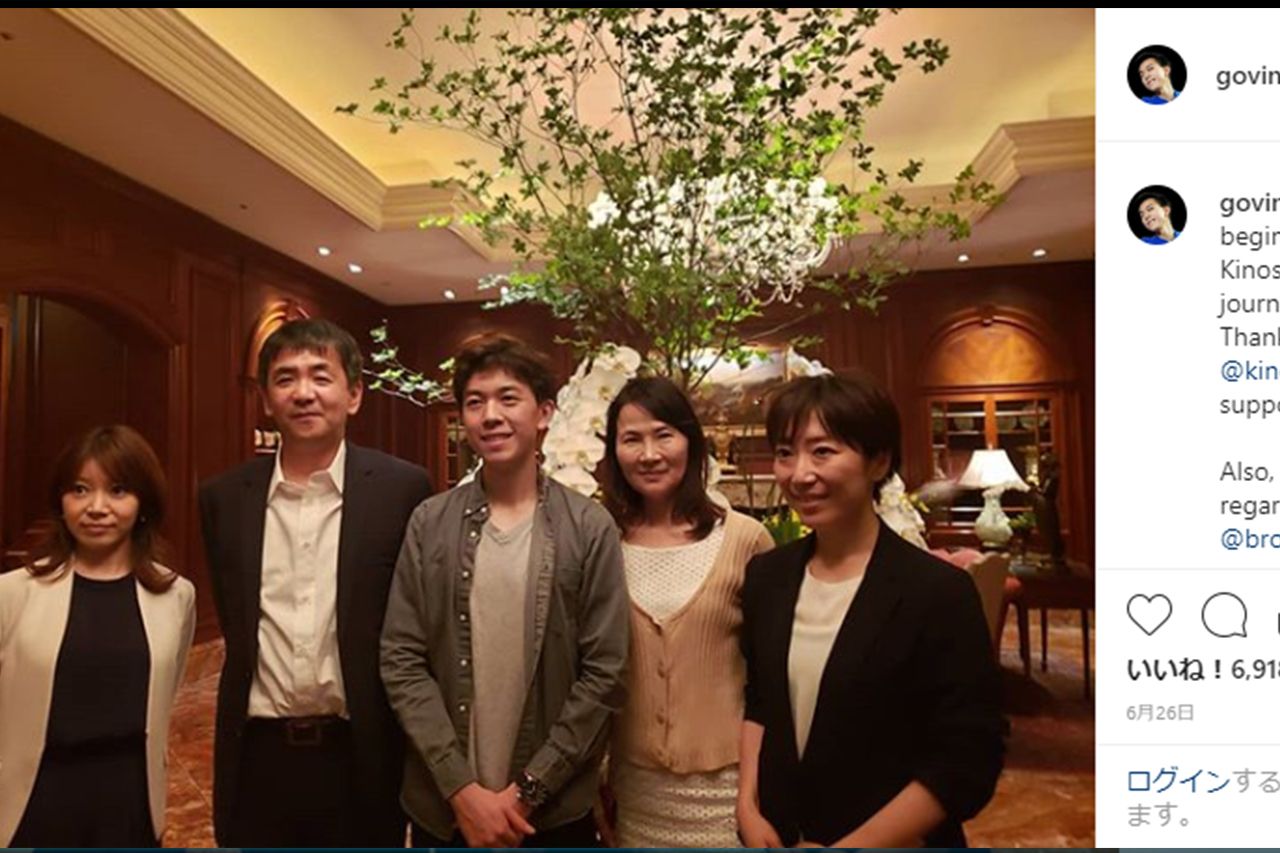 ヴィンセント・ゾウ選手（中央）と所属契約を交わした木下グループ。ゾウ選手の右隣には濱田コーチの姿もある